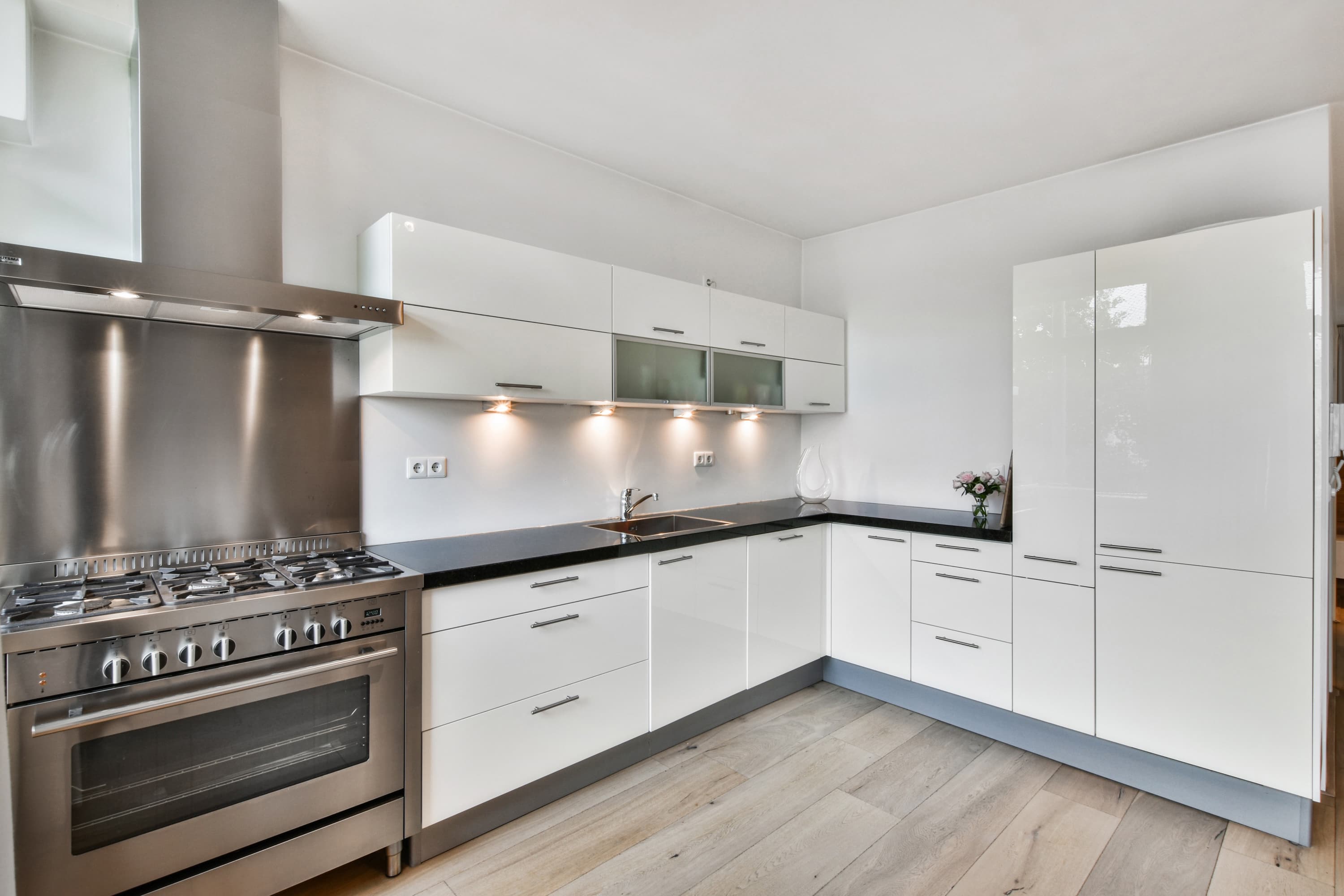Ultra-Modern Frameless Kitchen
